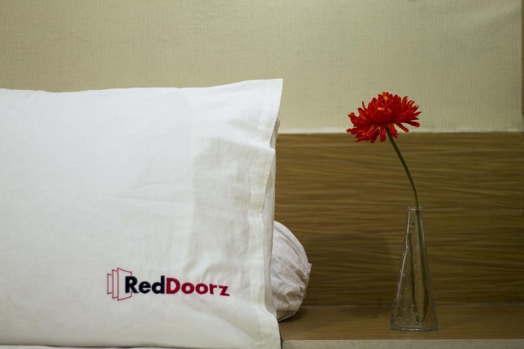 Hotel Reddoorz Near Tegalega Park Bandung Exterior foto